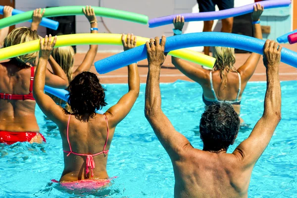 Personnes faisant de l'aquagym dans une piscine d'un complexe — Photo