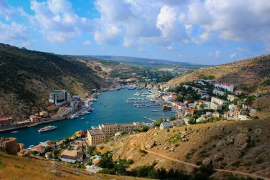 Kırım, Ukrayna 'da güneşli bir günde güzel bir Balaklava Körfezi manzarası, 2011