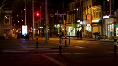 Haarlem, Kuzey Hollanda / Hollanda - 28 Ocak 2021 Kruisweg yaya geçidinin durağan bir gece görüntüsü.