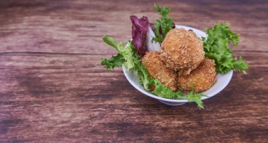 Beyaz bir tabakta ev yapımı jambon keklerinin tayınları