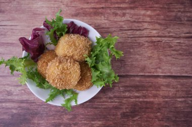 Beyaz bir tabakta ev yapımı jambon keklerinin tayınları