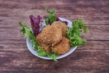 Beyaz bir tabakta ev yapımı jambon keklerinin tayınları