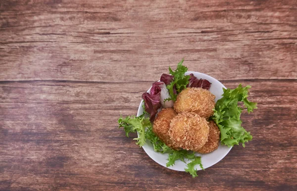 Beyaz bir tabakta ev yapımı jambon keklerinin tayınları