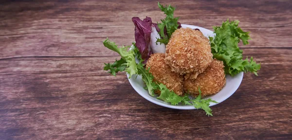 Beyaz bir tabakta ev yapımı jambon keklerinin tayınları