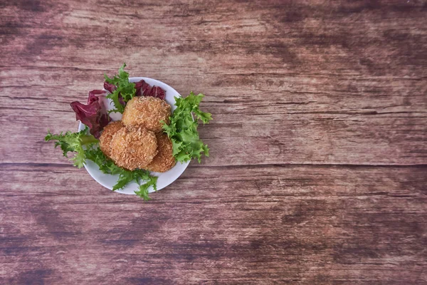 Beyaz bir tabakta ev yapımı jambon keklerinin tayınları