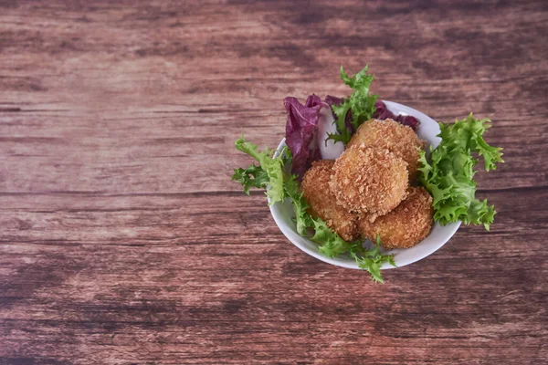 Beyaz bir tabakta ev yapımı jambon keklerinin tayınları