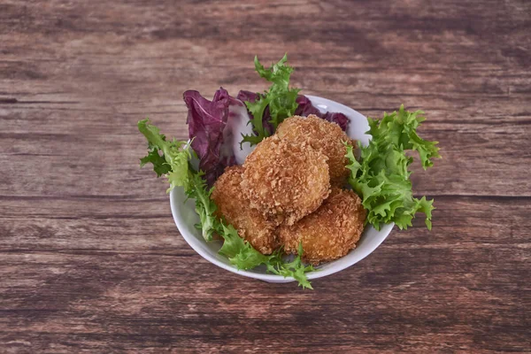 Beyaz bir tabakta ev yapımı jambon keklerinin tayınları