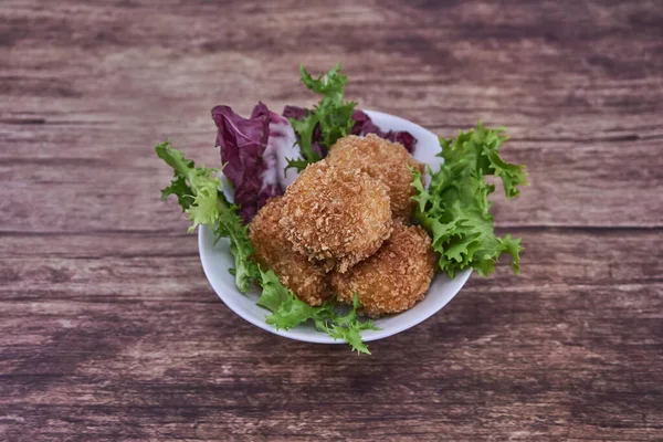 Beyaz bir tabakta ev yapımı jambon keklerinin tayınları