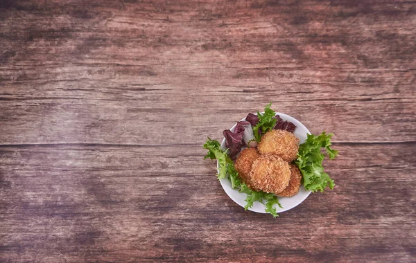 Beyaz bir tabakta ev yapımı jambon keklerinin tayınları