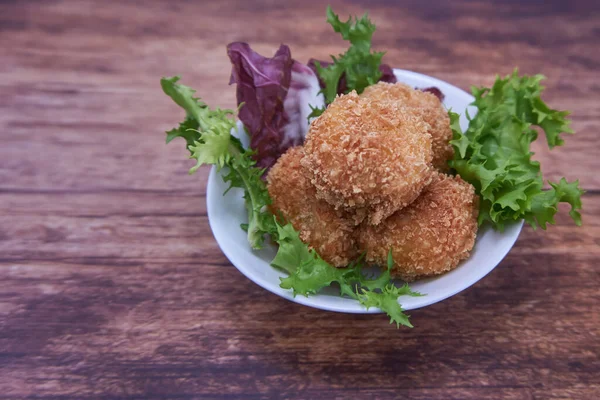 Beyaz bir tabakta ev yapımı jambon keklerinin tayınları