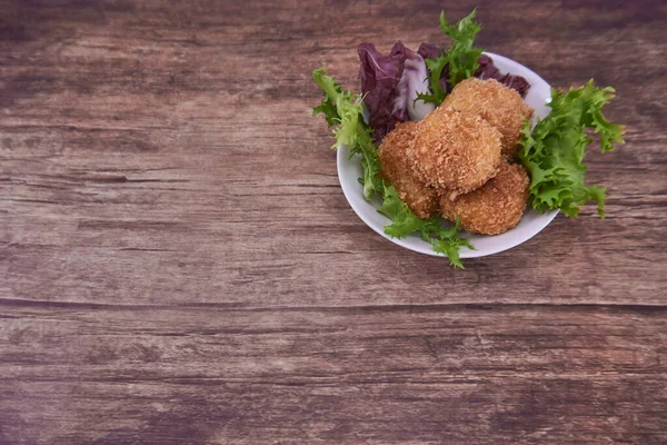 Beyaz bir tabakta ev yapımı jambon keklerinin tayınları