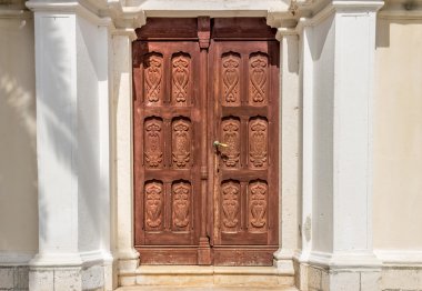 Karadağ'ın tarihi bir şehir içinde ahşap kapı