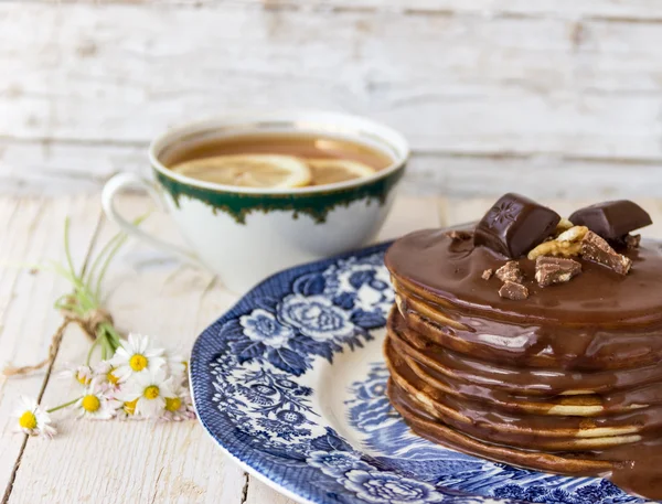 Pfannkuchen mit Schokoladensauce und Tee — Stockfoto