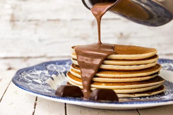 Pfannkuchen mit Schokoladensauce — Stockfoto