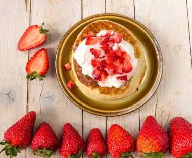 Krema ve çilek ile kahvaltıda gözleme