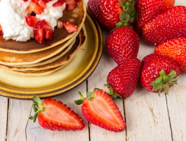 Krema ve çilek ile kahvaltıda gözleme