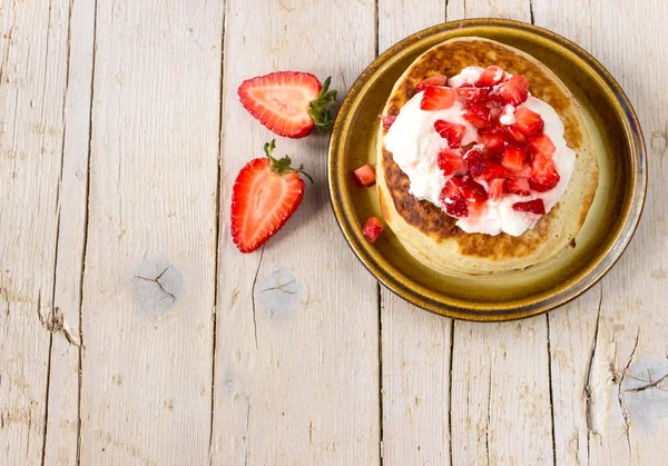 Pfannkuchen mit Sahne und Erdbeeren zum Frühstück — Stockfoto