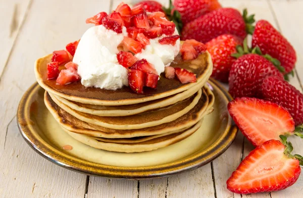 Pfannkuchen mit Sahne und Erdbeeren zum Frühstück — Stockfoto