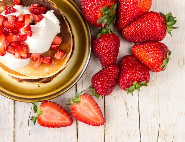 Pfannkuchen mit Sahne und Erdbeeren zum Frühstück — Stockfoto