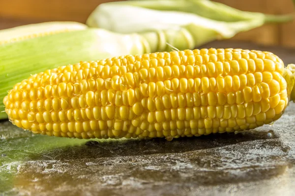 Maïs mûr dans la balle. Une alimentation saine — Photo