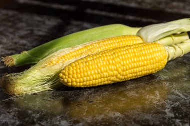 Olgun mısır kabuğu içinde. Sağlıklı beslenme