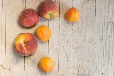 Birkaç olgun kayısı ve peachs. Sağlıklı beslenme