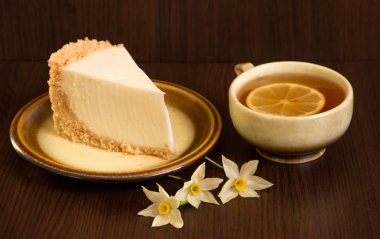 Kek ve bir bardak limonlu çay