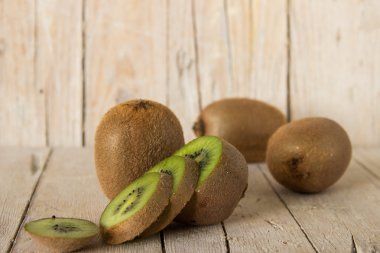 Ahşap arka planda olgun kivi