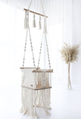 Evde tahta makrome salıncak. İskandinav tasarımı.