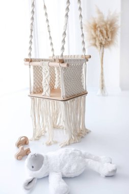 Evde tahta makrome salıncak. İskandinav tasarımı.