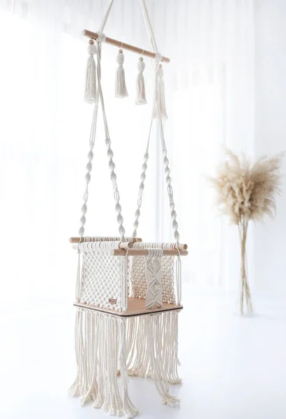 Evde tahta makrome salıncak. İskandinav tasarımı.