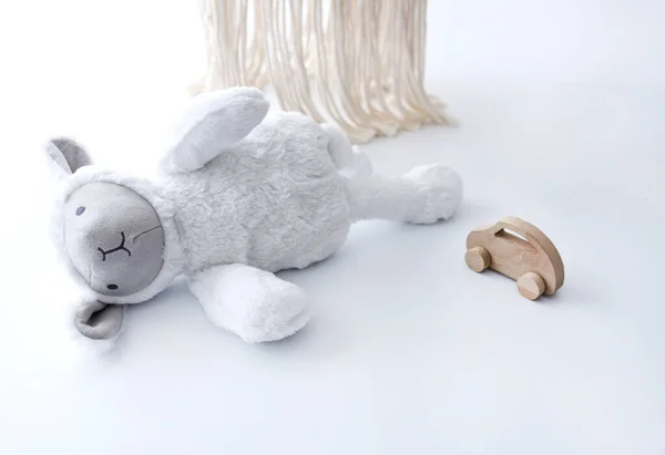 Beyaz arka planda oyuncak kuzu