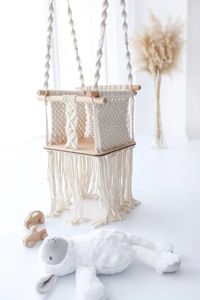 Evde tahta makrome salıncak. İskandinav tasarımı.