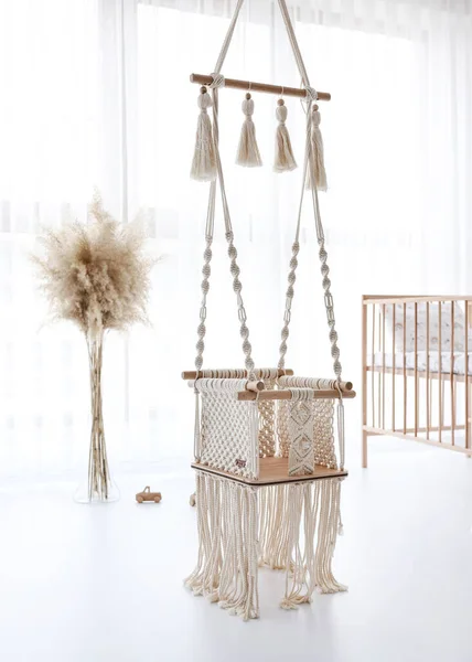 Evde tahta makrome salıncak. İskandinav tasarımı.