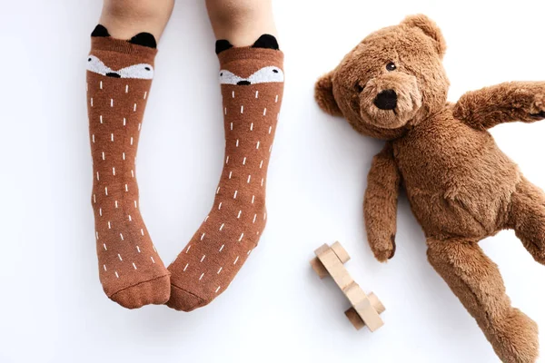 Tilki desenli çoraplar ve oyuncak ayı. Üst görünüm.