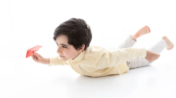 Mutlu çocuk kağıt uçakla oynuyor..