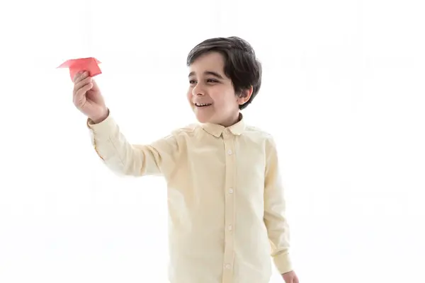 Mutlu çocuk kağıt uçakla oynuyor..