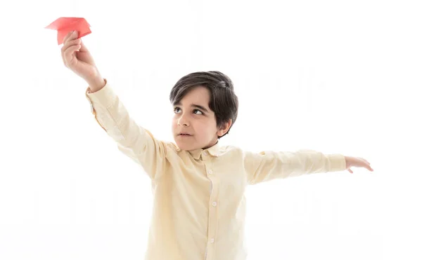 Mutlu çocuk kağıt uçakla oynuyor..