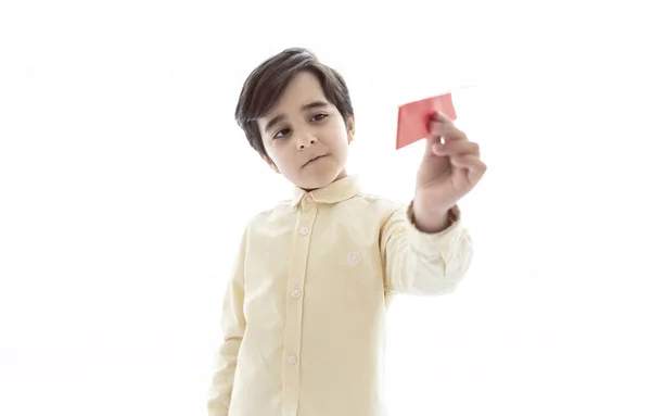 Mutlu çocuk kağıt uçakla oynuyor..