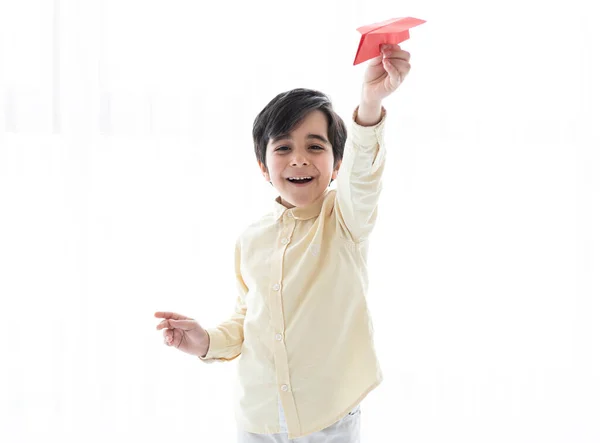 Mutlu çocuk kağıt uçakla oynuyor..