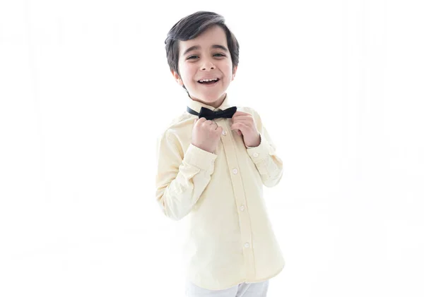 Tatlı çocuk papyonu düzelt..