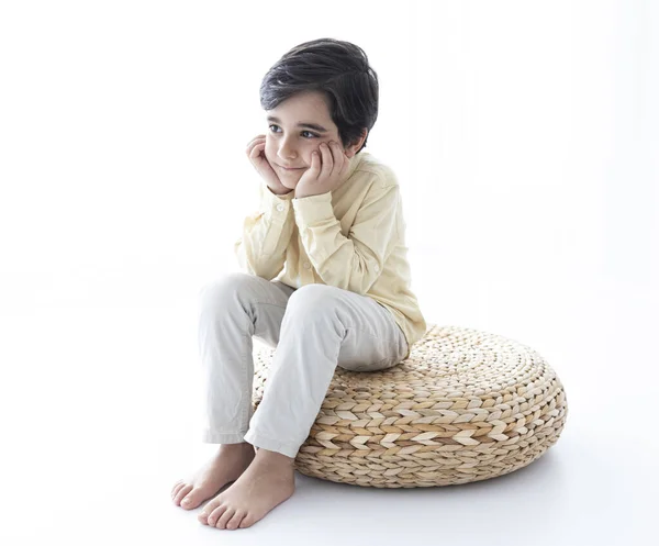 Hasır sepette oturan çocuk..