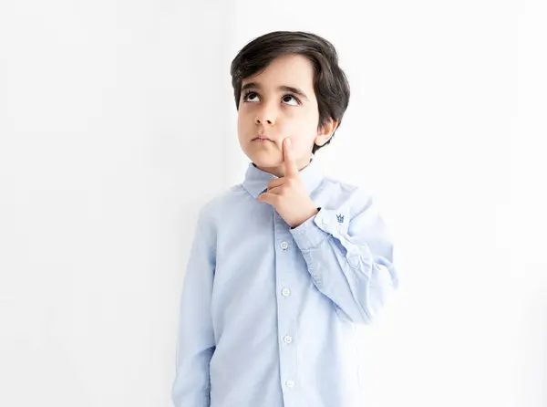 Düşünceli küçük çocuk..