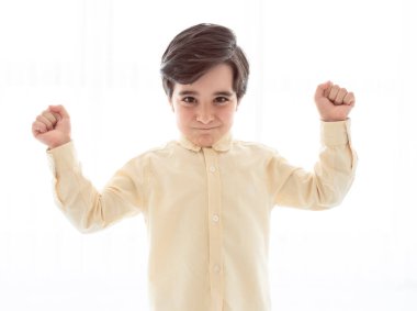 Beyaz arka planda güçlü ve öfkeli bir çocuk..