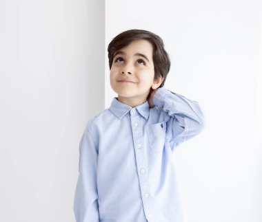 Beyaz arka plan üzerinde düşünen çocuk