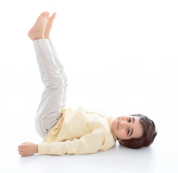 Beyaz arka planda spor yapan bir çocuk..