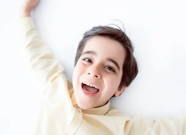 Mutlu, güzel, beyaz arka planda izole edilmiş küçük çocuk resimleri..