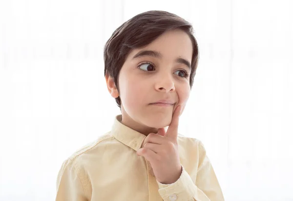 beyaz arka planda düşünen çocuk.