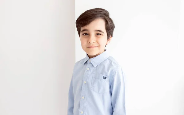 Mutlu, güzel, beyaz arka planda izole edilmiş küçük çocuk resimleri..