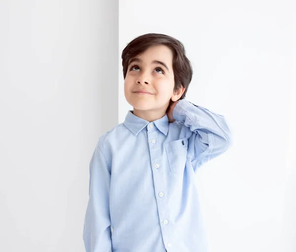 Beyaz arka plan üzerinde düşünen çocuk